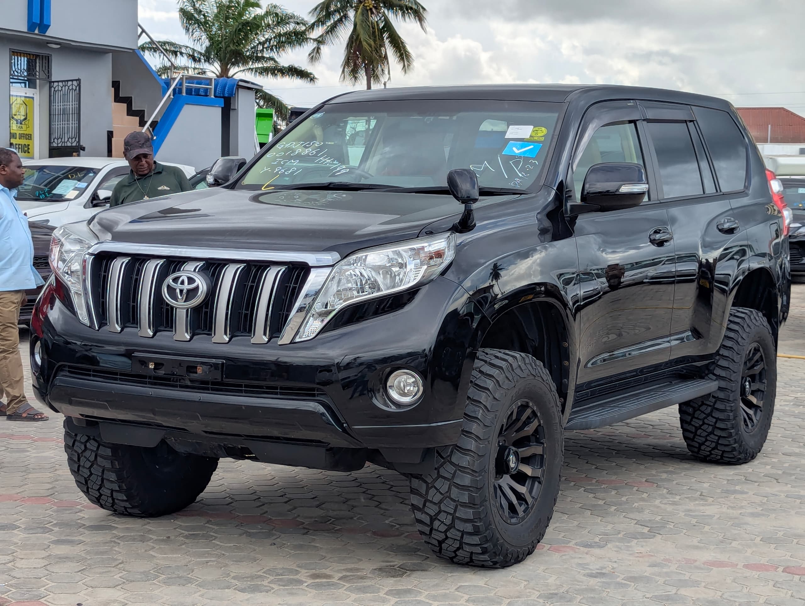 Toyota Landcruiser Prado ( SHOWROOM)